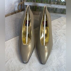 Vintage Anne Klein Leather Pump Kid Gold Wash‎ Size 9. 2" heel. Squared tip